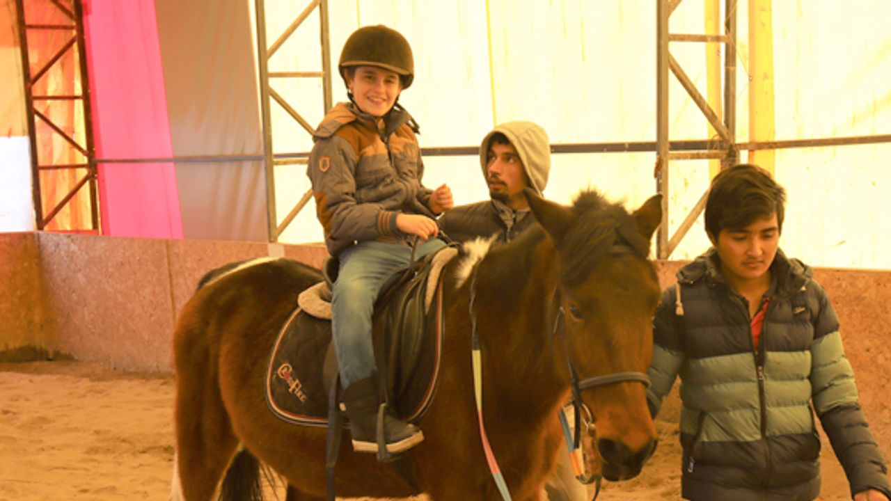 Özel çocuklar at binmeyi çok sevdi