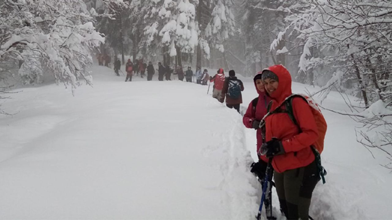 Dağcıların 12 kilometrelik kar yürüyüşü
