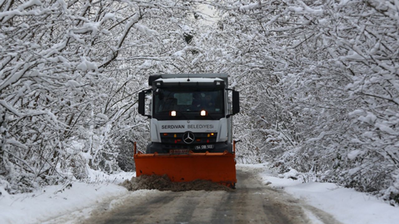 Serdivan Belediyesi’den yoğun kar mesaisi