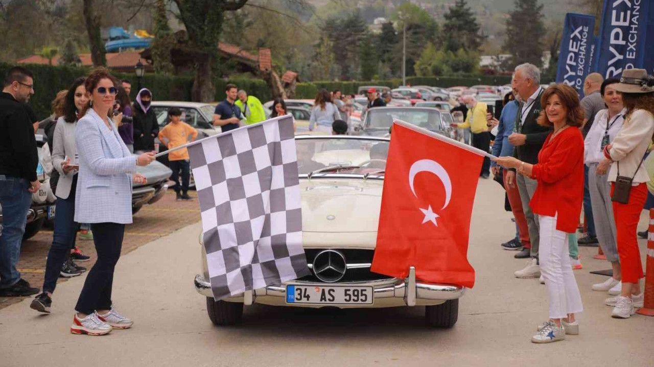 Nostaljik otomobiller kıyasıya yarış için Sakarya'da