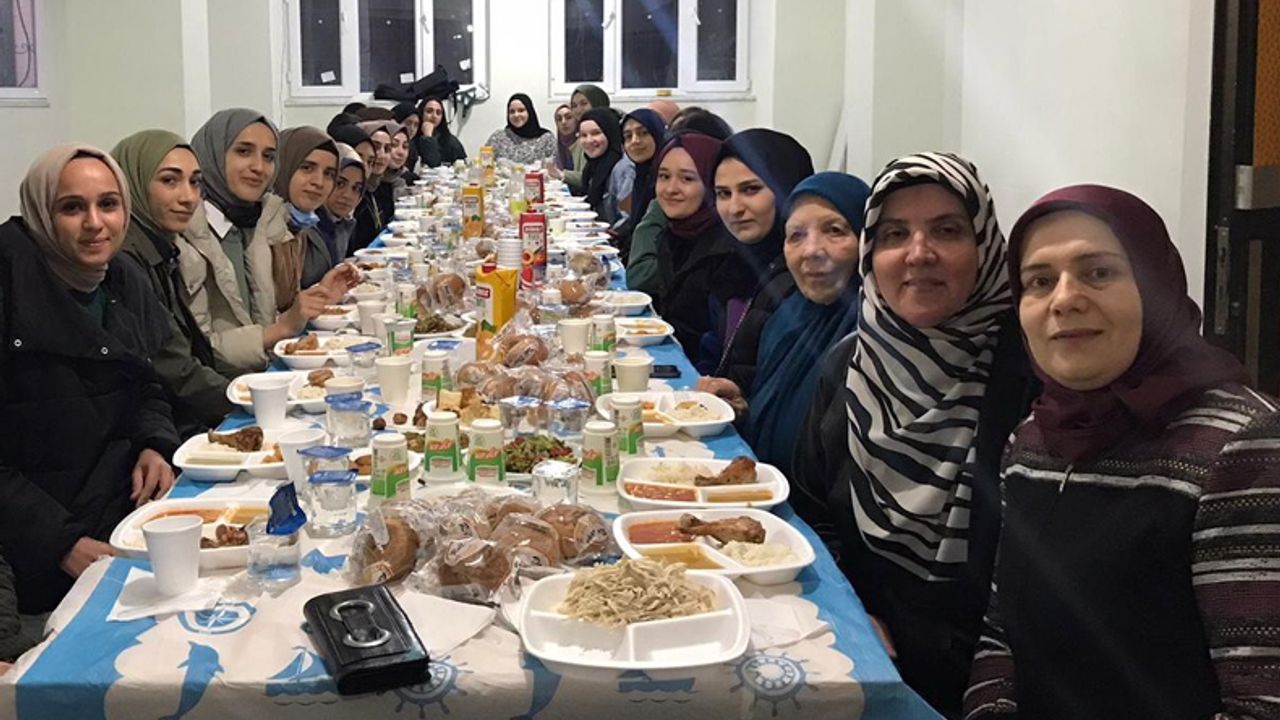 Ev hanımlarından öğrencilere iftar