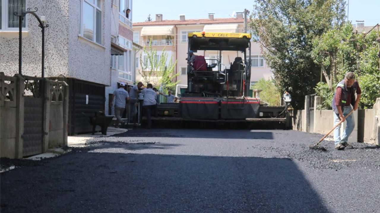 Serdivan’da bayram öncesi asfalt mesaisi