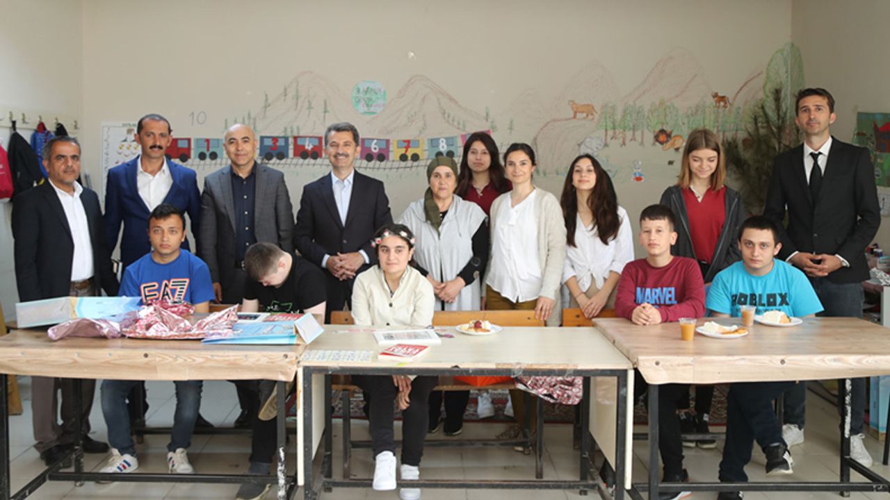 Başkan Acar'dan özel öğrencilere doğum günü sürprizi