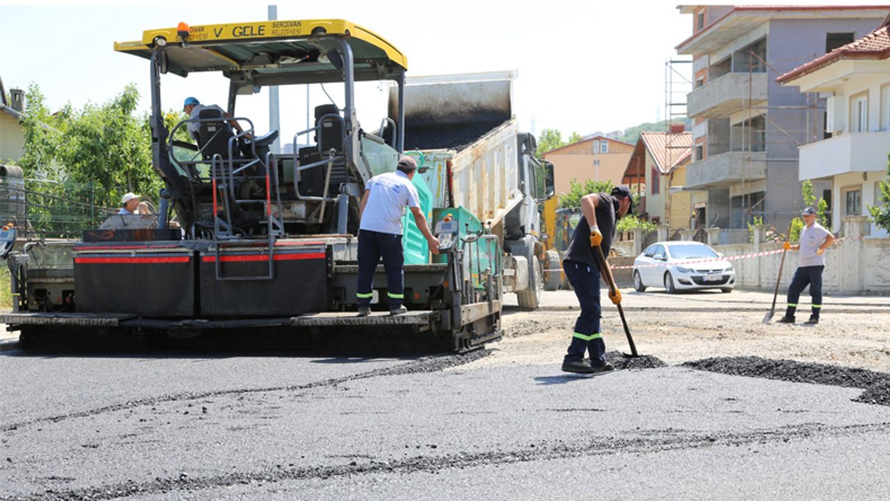 Serdivan’da asfalt mesaisi devam ediyor