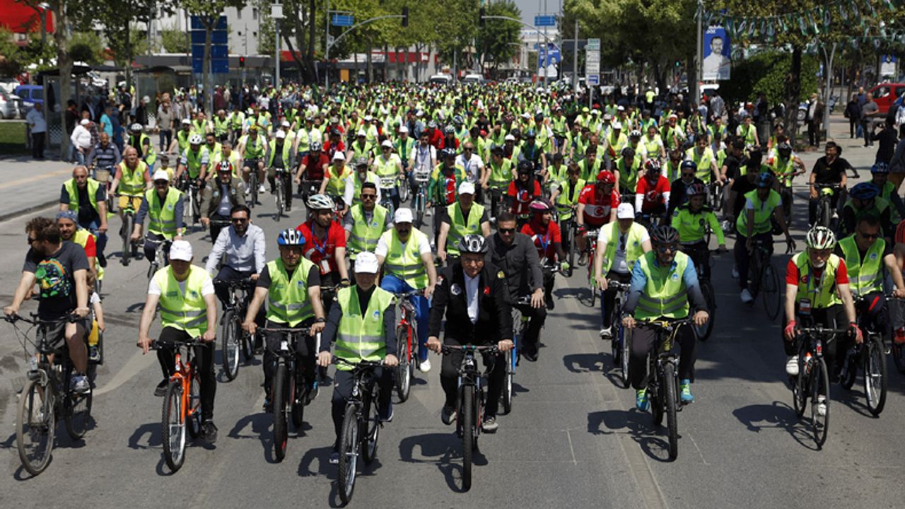 ‘Trafikte Bisikletliyi Fark Et’ sloganıyla pedal çevirdiler
