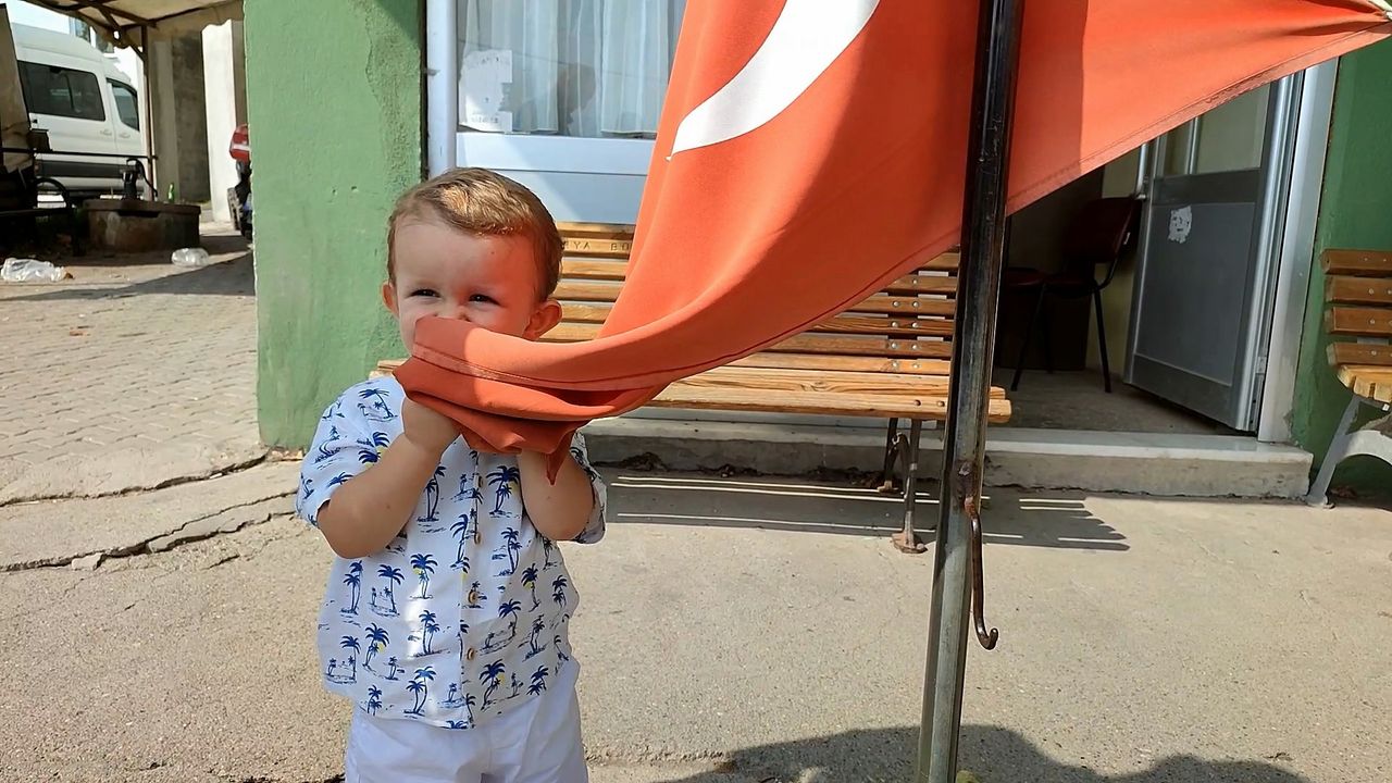 2 yaşındaki Kerem Ali’nin bayrak sevgisi duygulandırıyor
