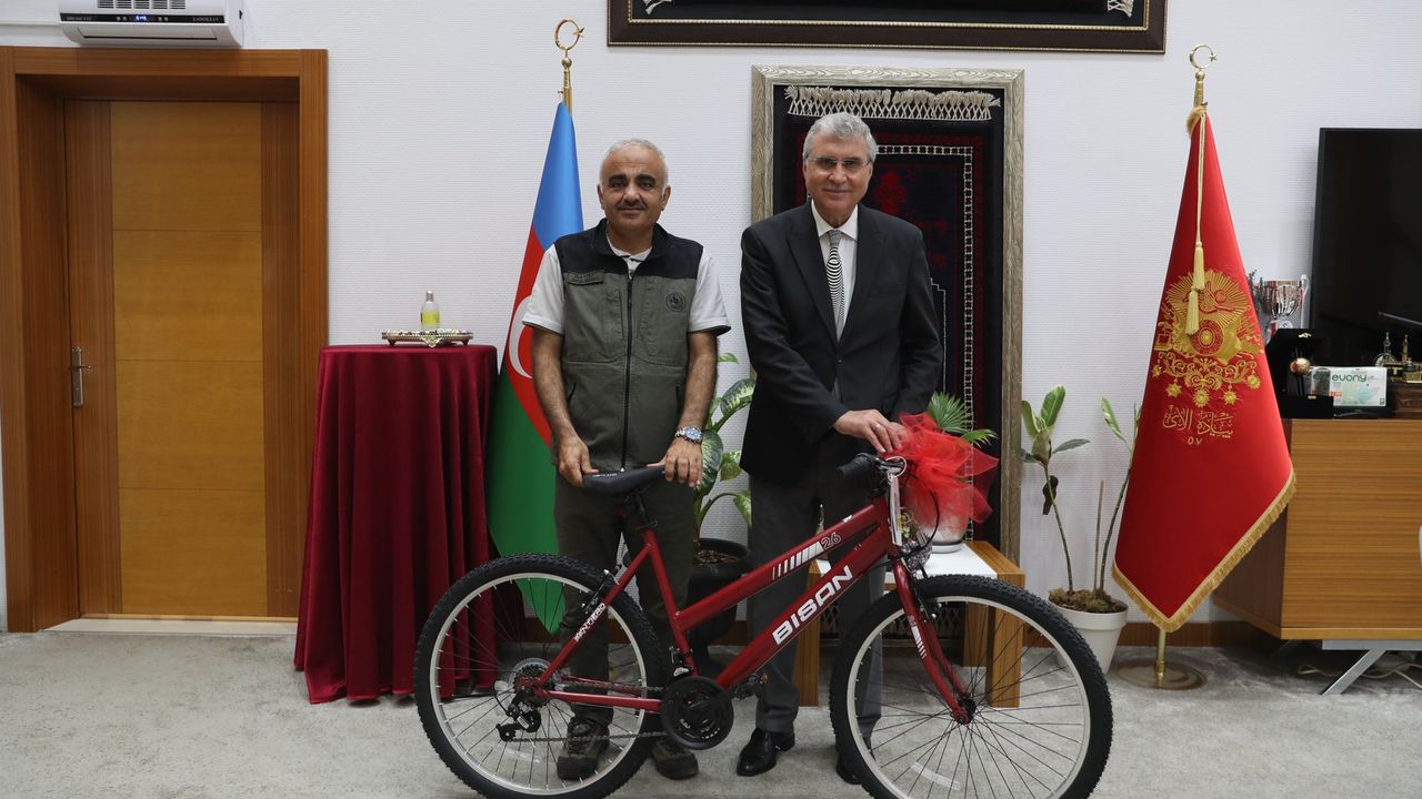 Başkan Yüce’den  Polat’a bisiklet hediyesi
