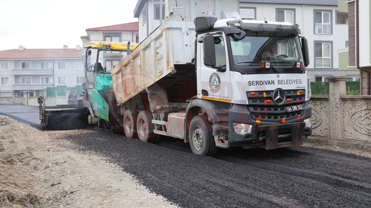 Serdivan’da asfalt seferberliği sürüyor