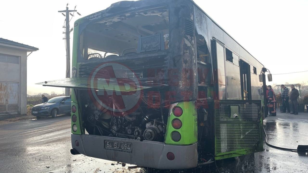 Belediye otobüsünün motor kısmı yandı