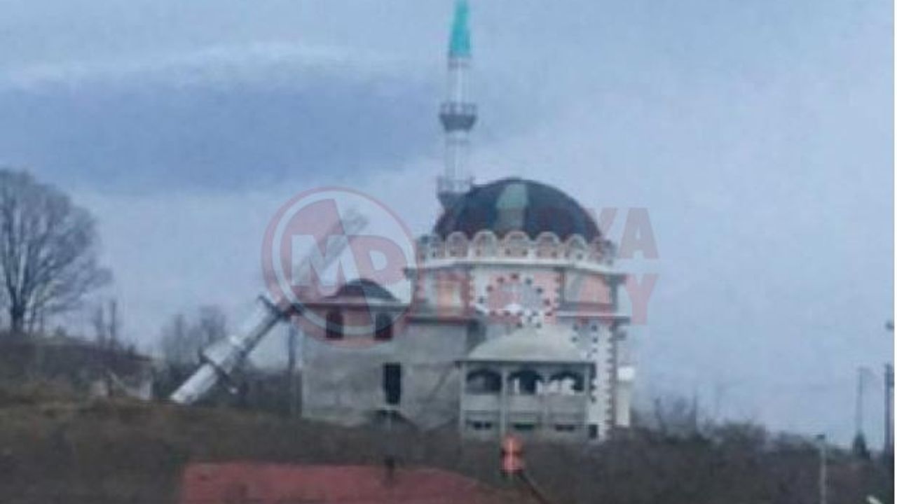 Akyazı'da cami minaresi yıkıldı!
