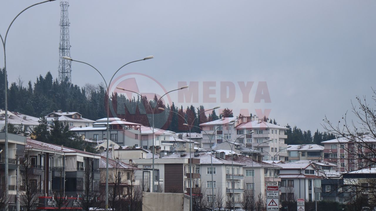 Sakarya şehir merkezine beklenen kar düştü