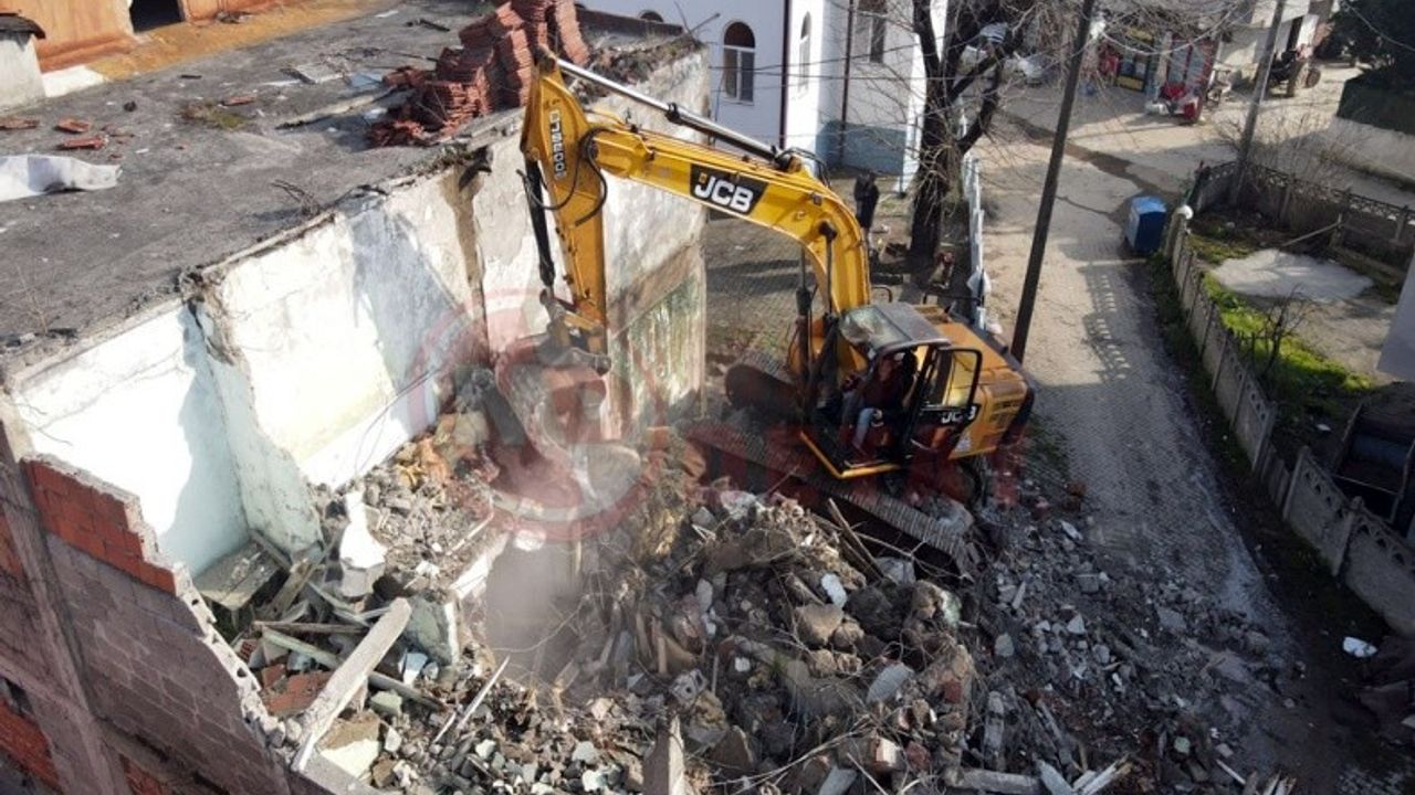 Sakarya'da riskli bina yıkımları başladı