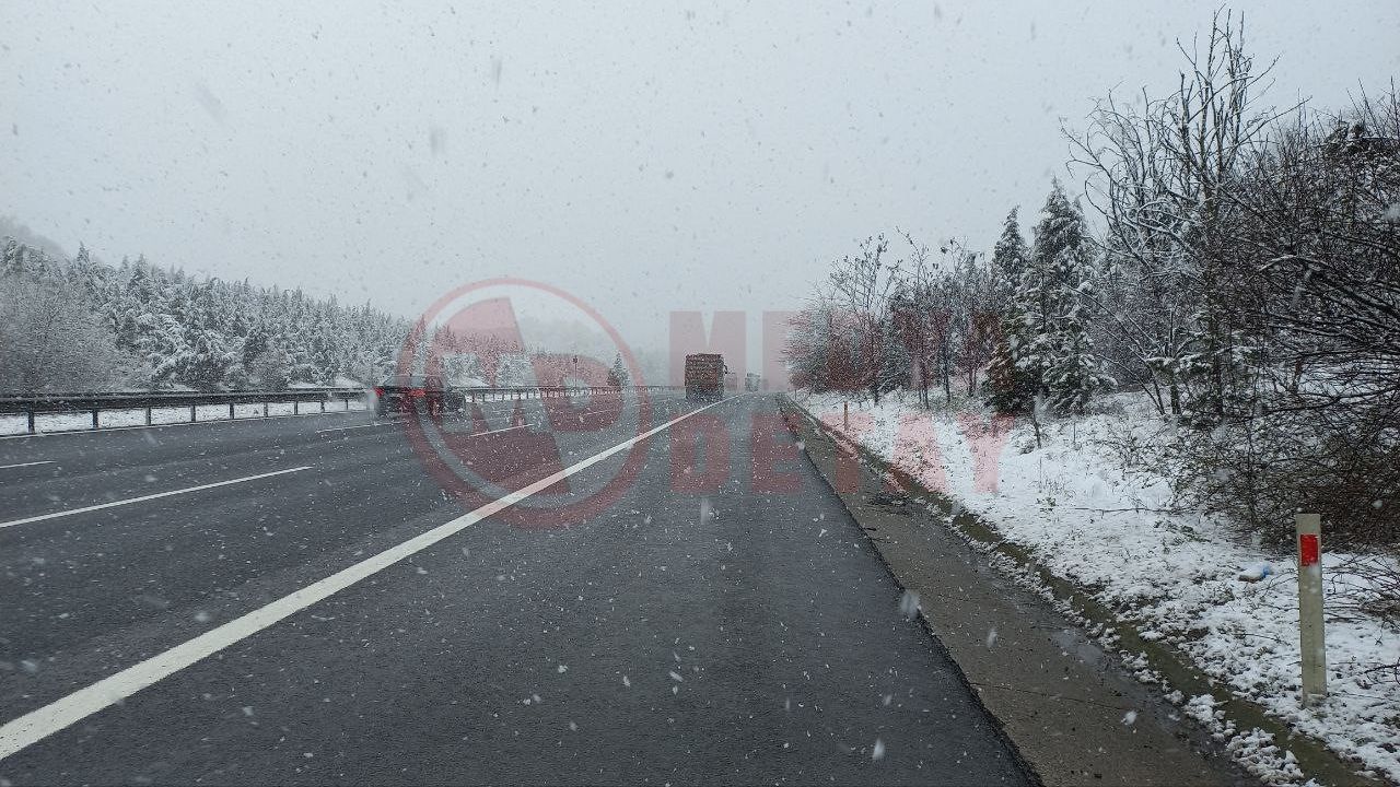 Anadolu Otoyolu Düzce-Sakarya sınırında kar etkili oluyor