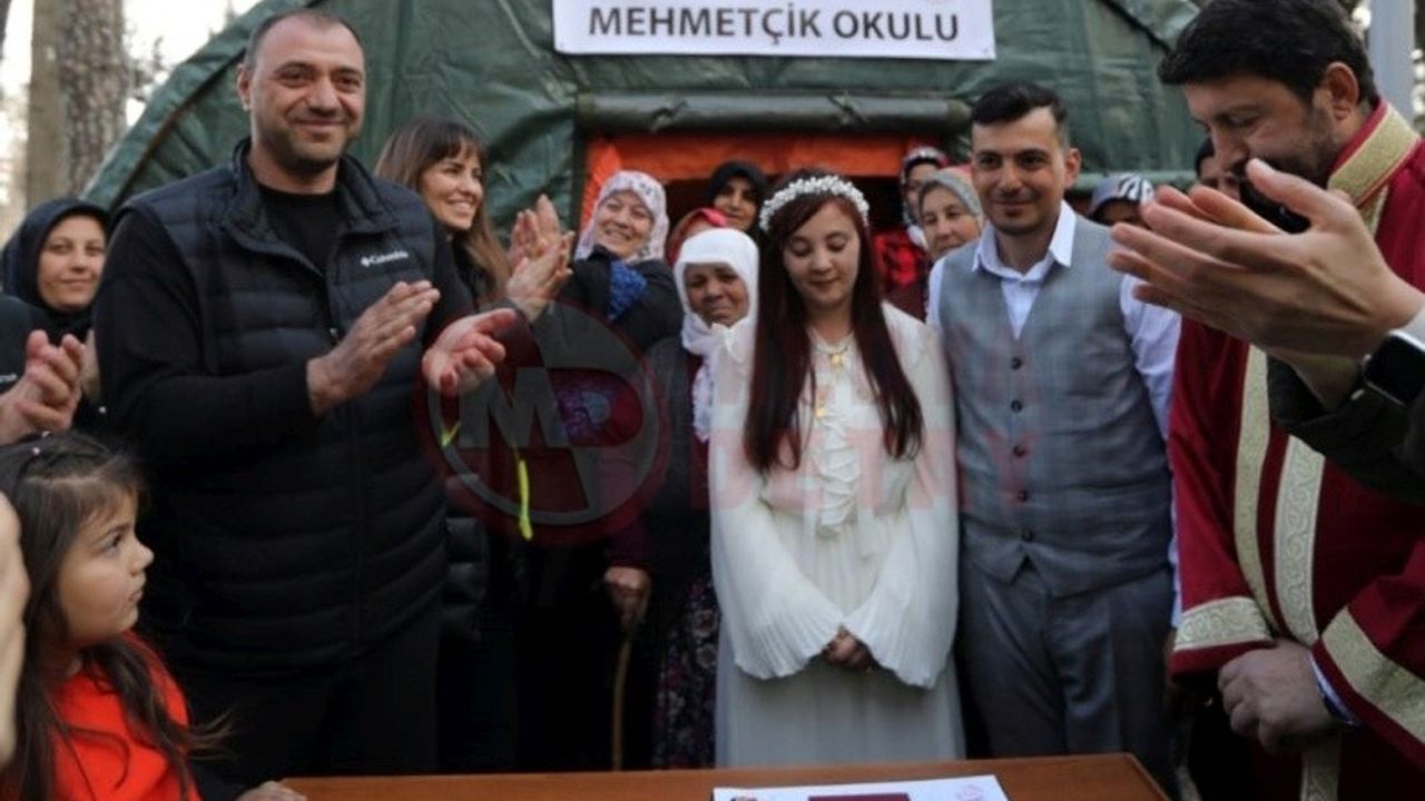 Çadır kentte ilk nikahın şahitliğini Vali Kaldırım yaptı