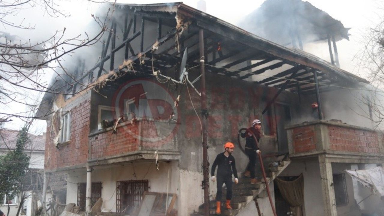Sakarya’da 2 katlı ev alev alev yandı