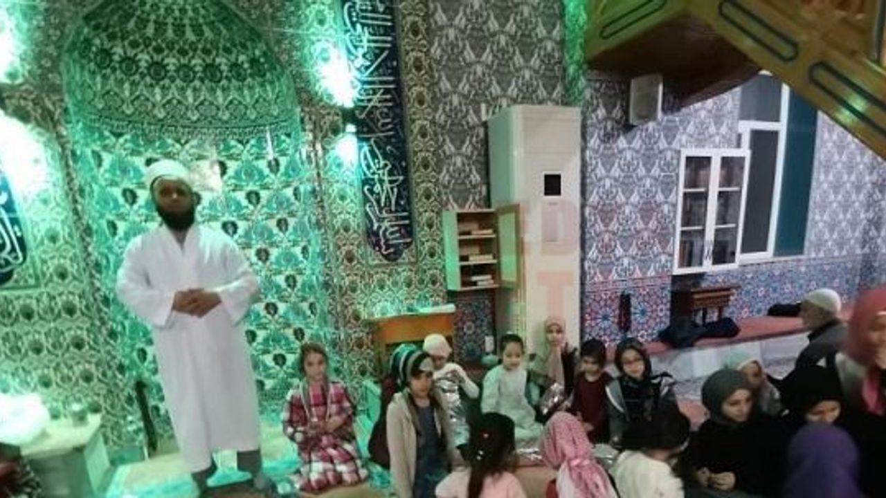 Camiye gelen çocukları eğlendiriyorlar