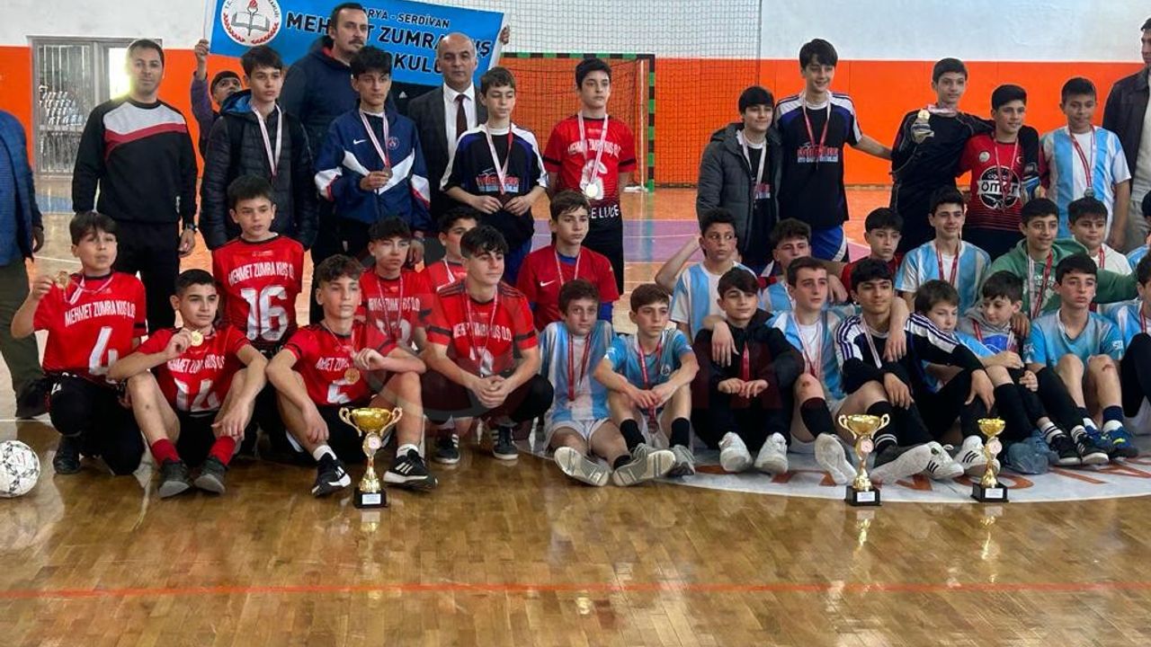 Futsalda şampiyon Mehmet Zumra Kuş Ortaokulu