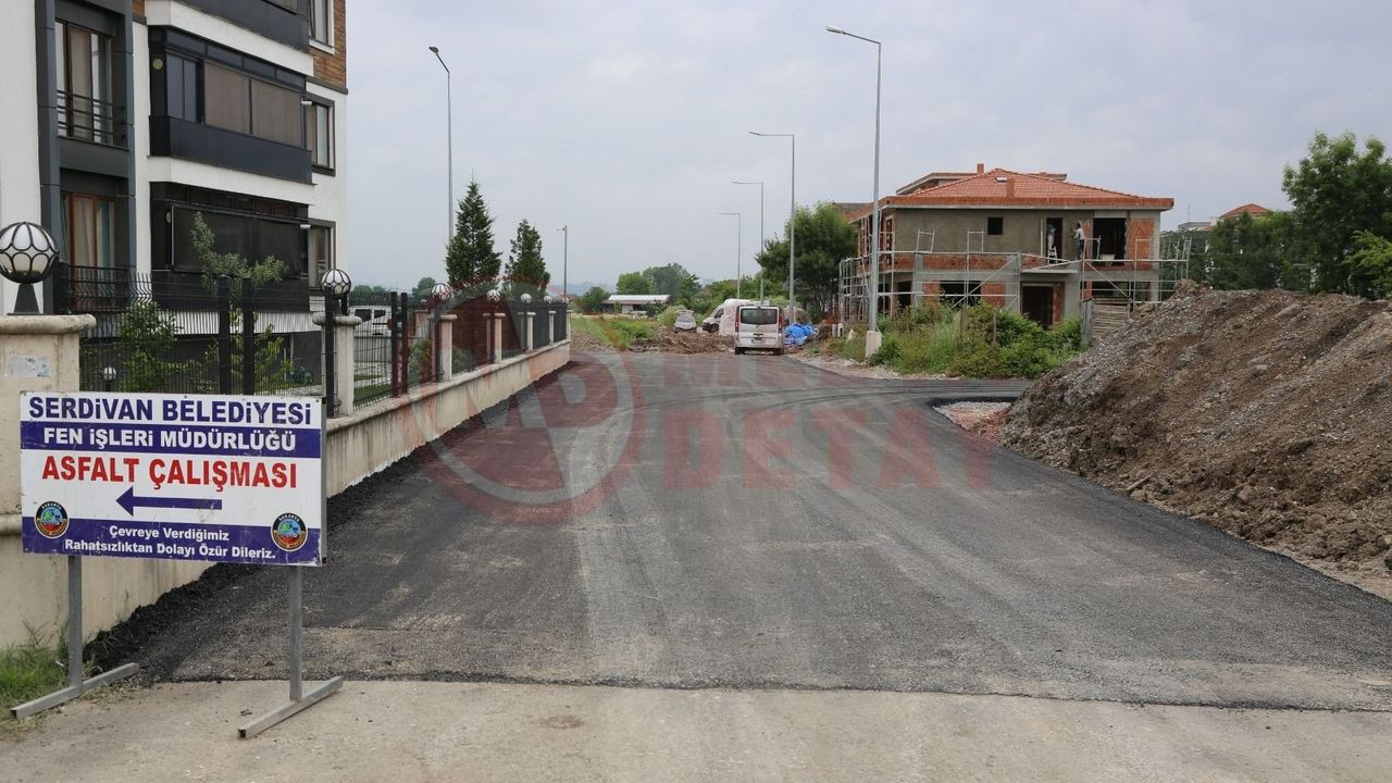 Serdivan’da sıcak asfalt çalışmaları devam ediyor