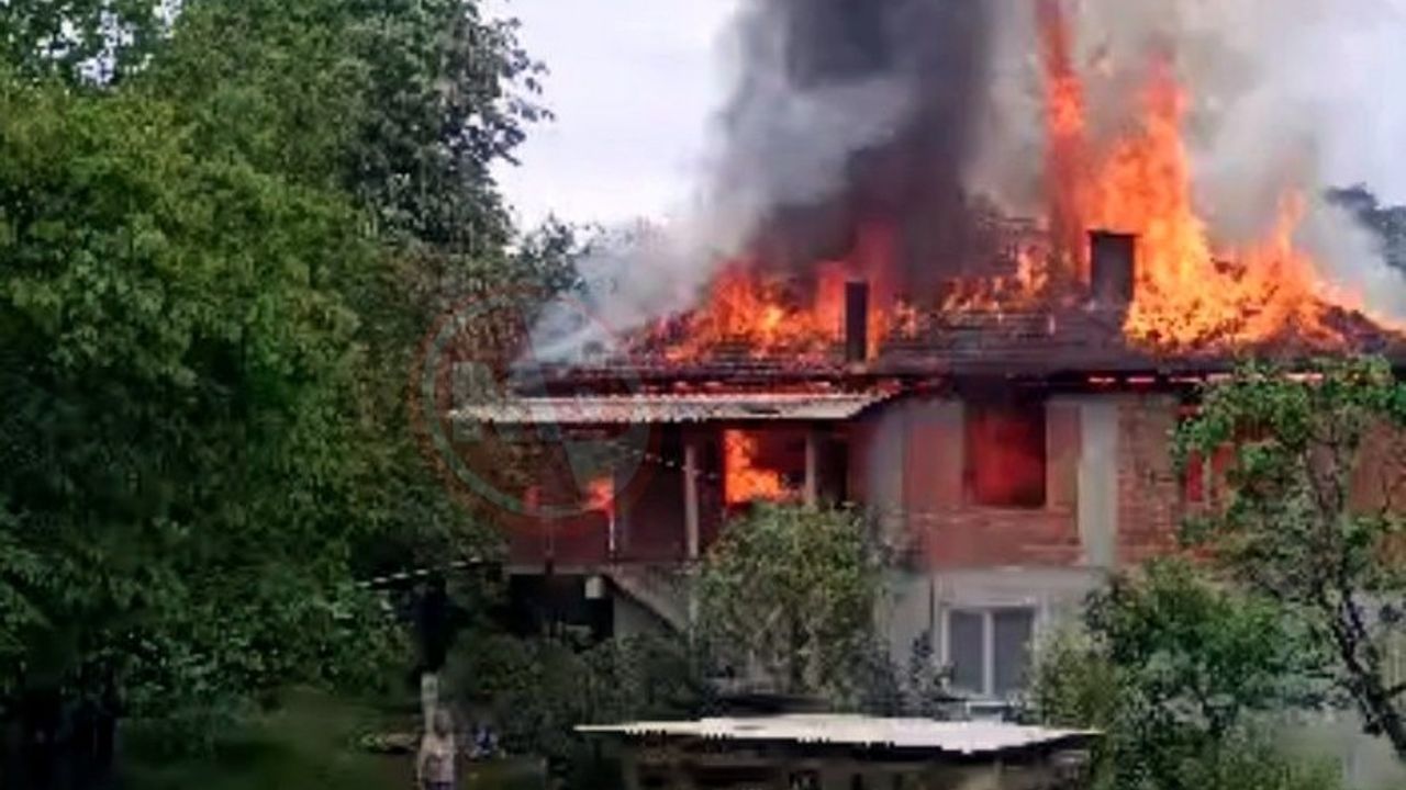 Hendek'te iki katlı ev alev alev yandı