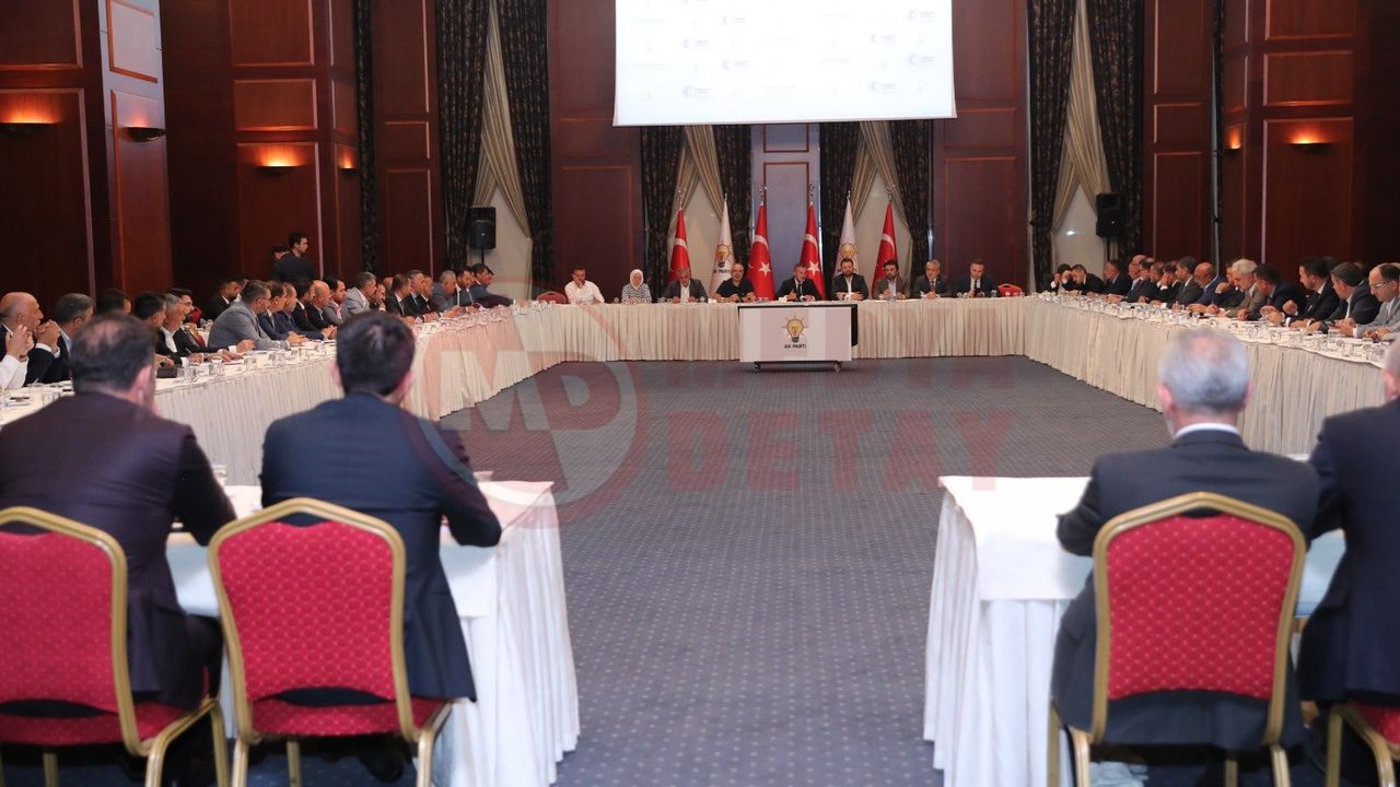 AK Parti'de il başkanları toplandı