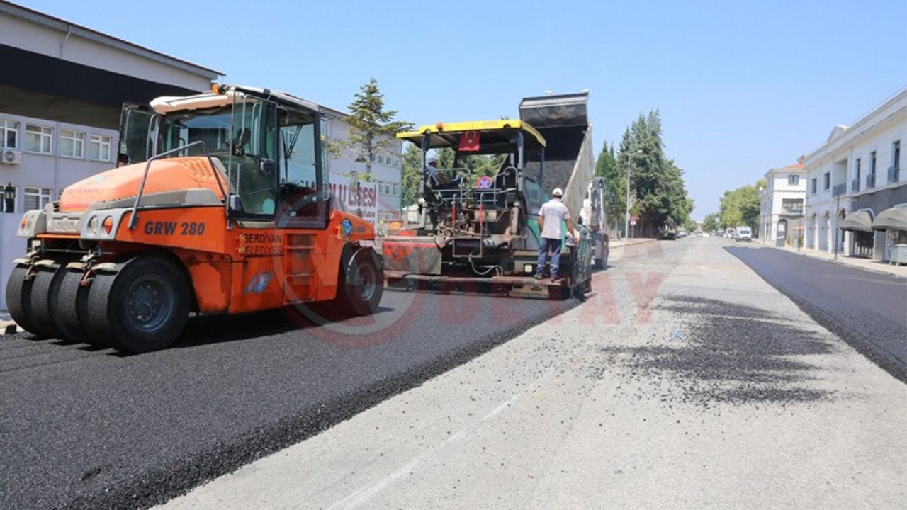 Serdivan’da asfaltlama son hız sürüyor