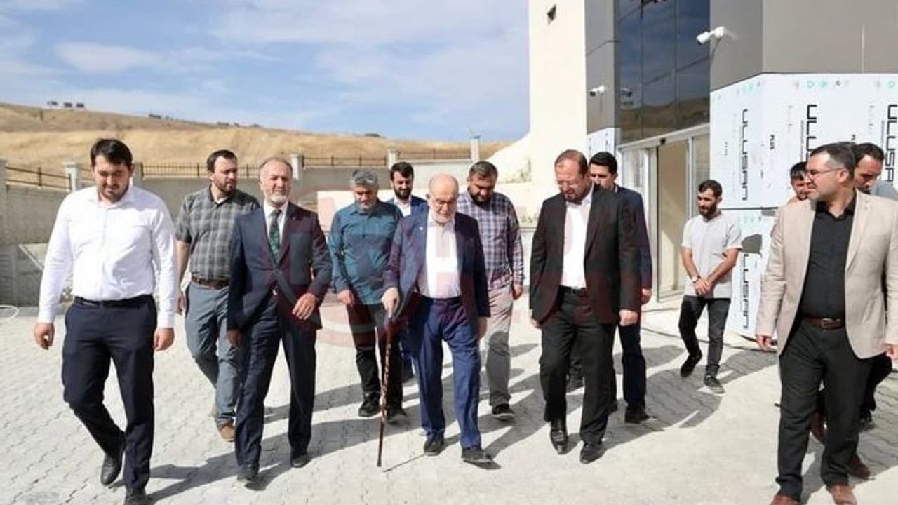 82 yaşındaki Karamollaoğlu baston kullanmaya başladı