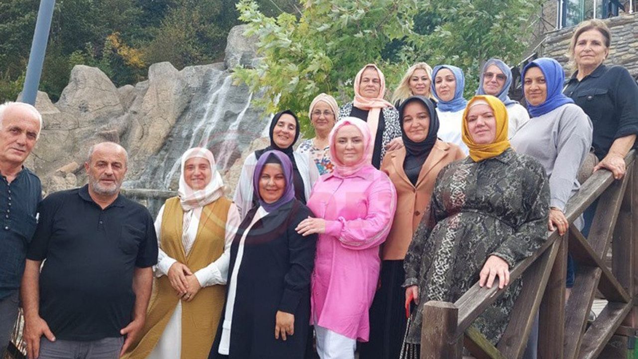 AK kadınlar Serdivan'da hizmetleri gezdi