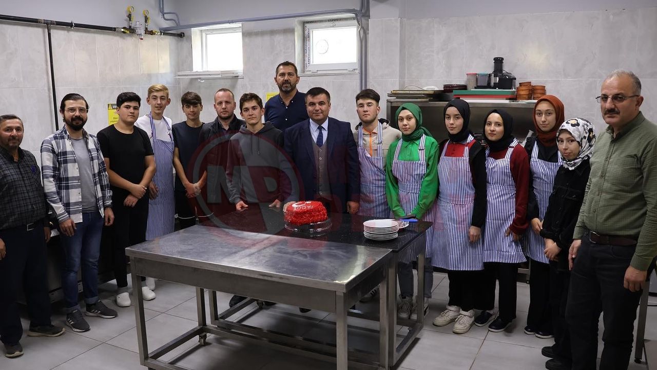 Taraklı'da öğrenciler 100. yıl pastası kesti
