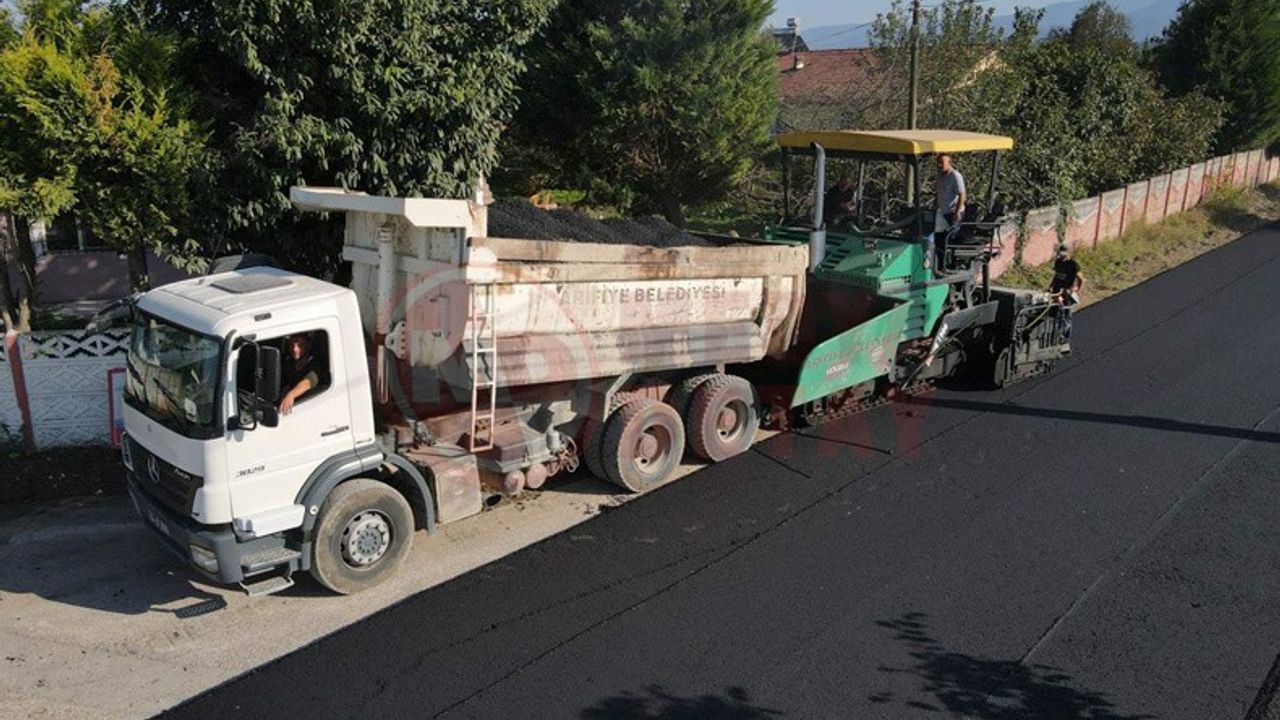 Arifiye’de sıcak asfalt çalışmaları sürüyor