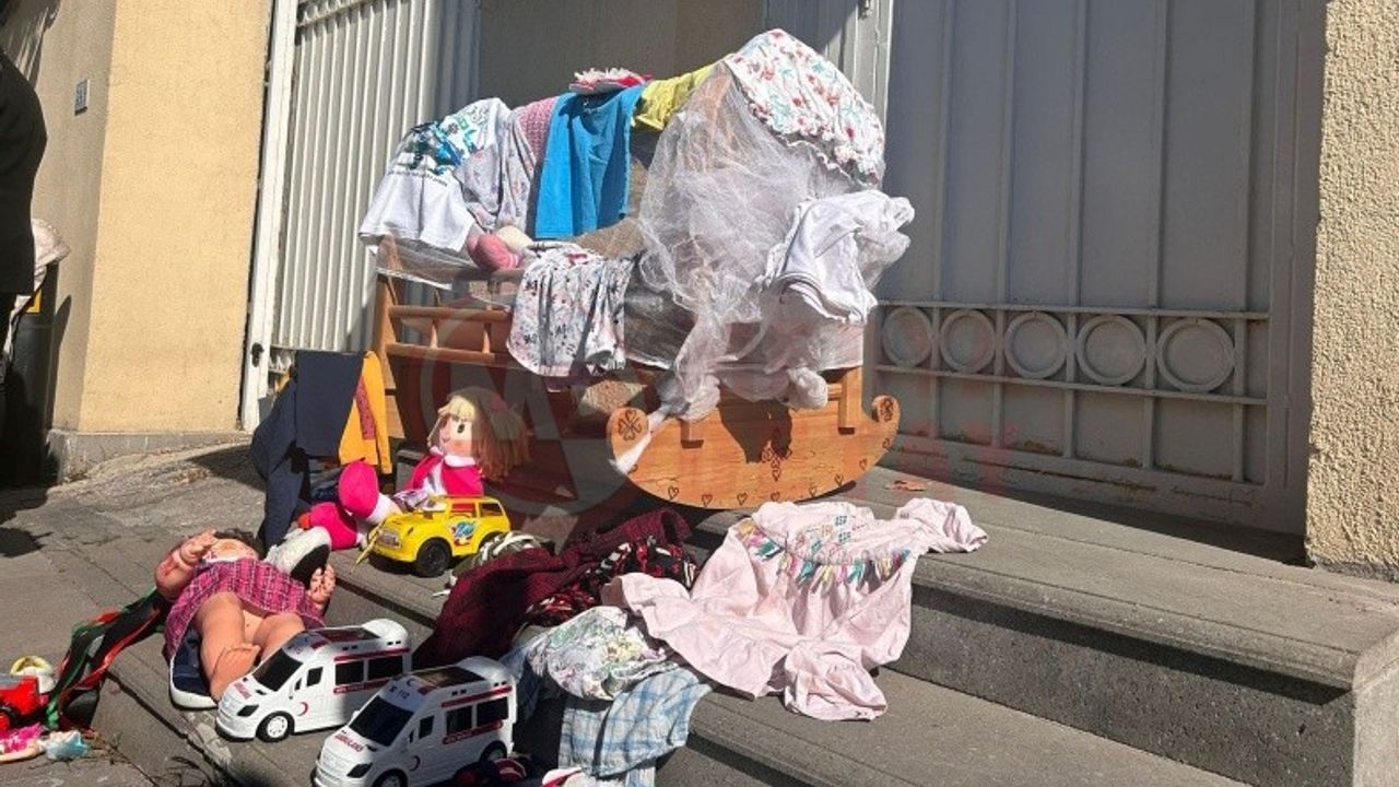 İsrail Büyükelçiliği önüne çocuk oyuncakları bırakıldı!