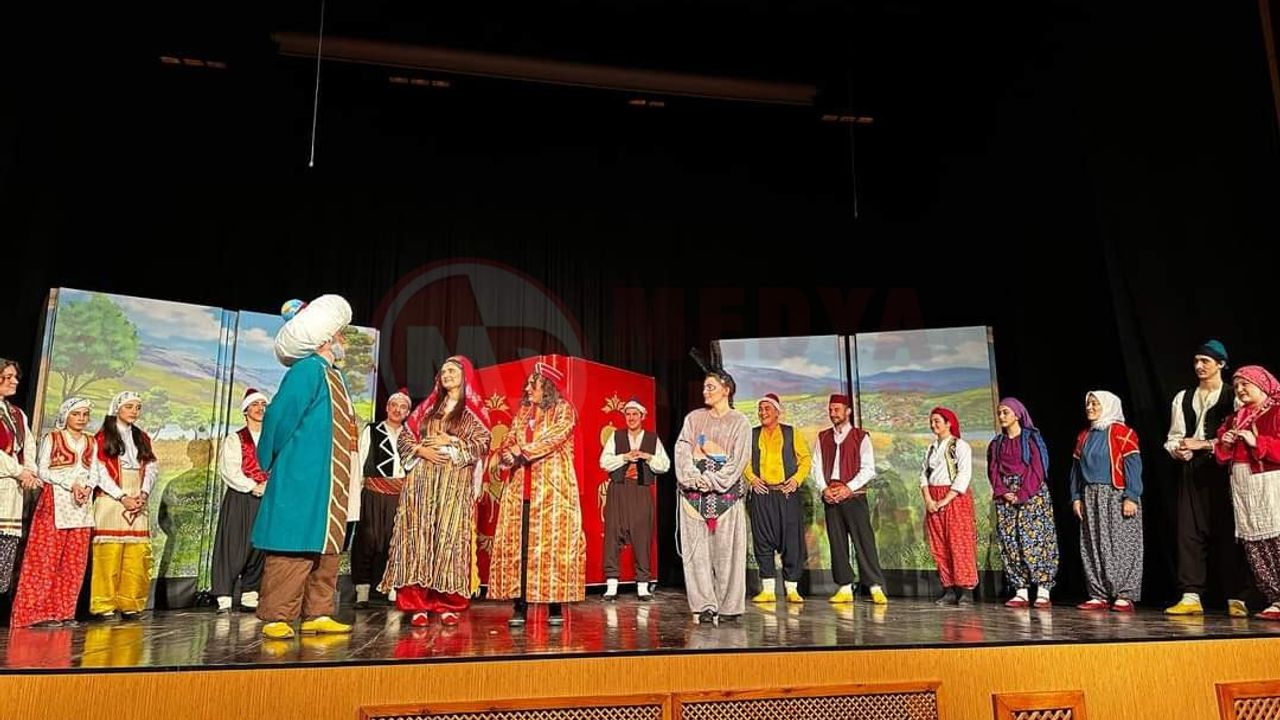 MHP ilçe teşkilatı tiyatro gösterisi düzenledi