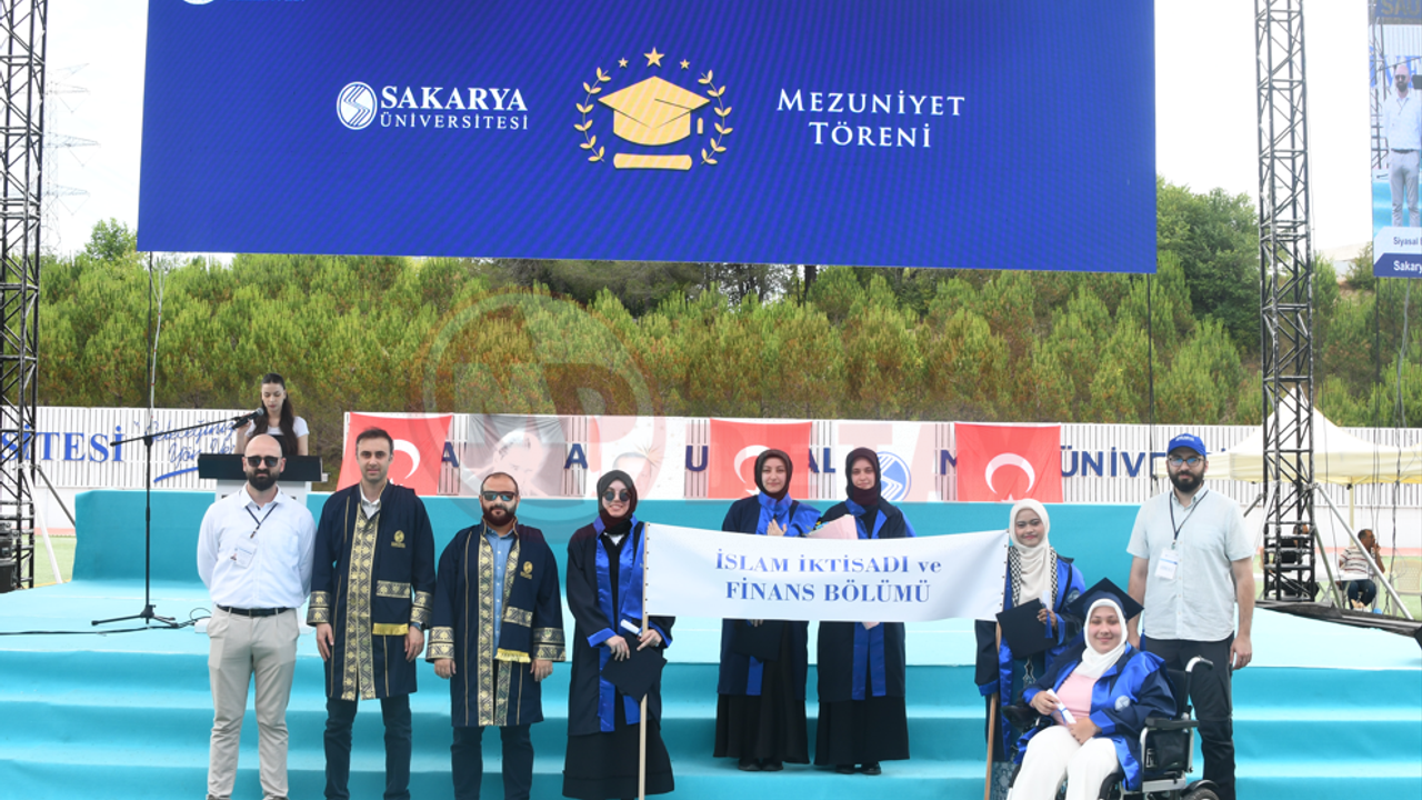 Engelleri azmiyle aştı  mezuniyetine annesiyle ulaştı