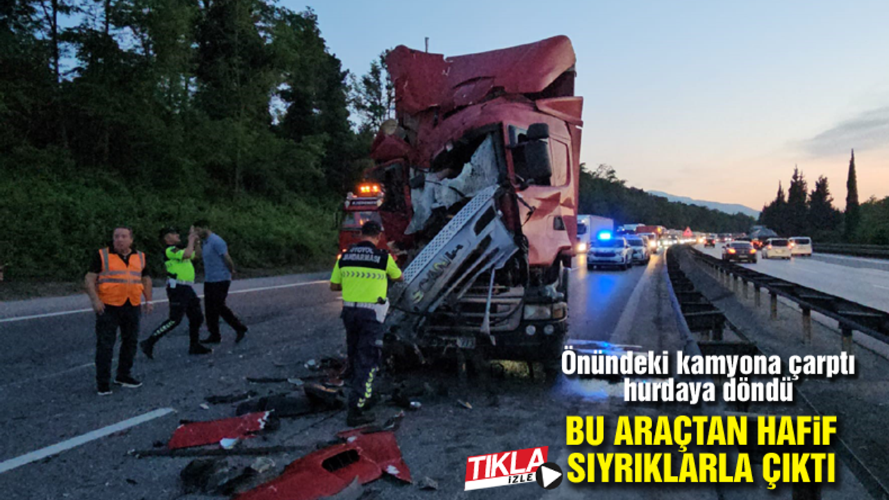 Önündeki kamyona çarptı hurdaya döndü