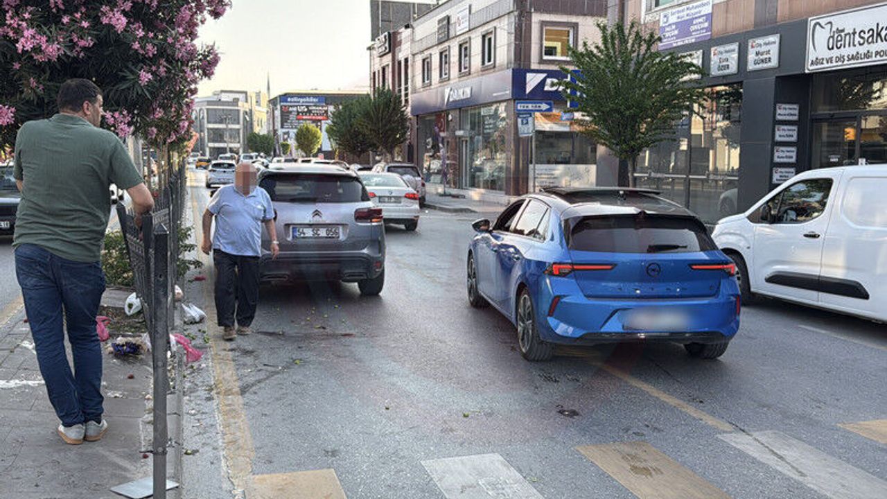 Yaya geçidinde otomobil çarptı!