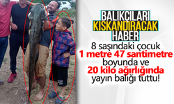 8 yaşındaki çocuk boyundan büyük balık tuttu!