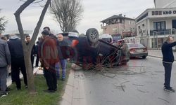 Kontrolden çıkan SUV araç refüje çarparak ters döndü