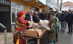 Festivalde 1 ton hamsi pişti