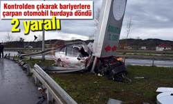 Kontrolden çıkarak bariyerlere çarpan otomobil hurdaya döndü