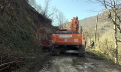 Heyelan sebebi ile kapanan yol ulaşıma açıldı