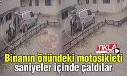 Binanın önündeki motosikleti saniyeler içinde çaldılar