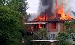 Hendek'te iki katlı ev alev alev yandı
