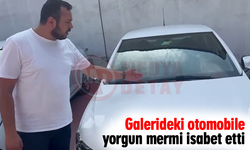 Galerideki otomobilin kaputuna yorgun mermi düştü