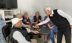 Kahvehanesini yarım asırdır  takım elbisesi ile işletiyor