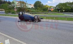 Otomobil, bariyerlere çarparak ters döndü