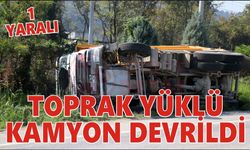 Toprak yüklü kamyon devrildi