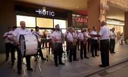 Büyükşehir’in orkestrası neşeyi bu kez Serdivan’a taşıdı