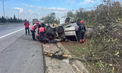 Otoyolda kontrolden  çıkan araç 3 ağacı biçti