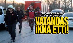 Bıçakla kendisine zarar veriyordu: Vatandaş ikna etti!