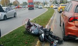 Kontrolden çıkan motosiklet refüje çarptı! 1 yaralı