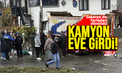 Sakarya’da faciadan dönüldü: Kamyon eve girdi!